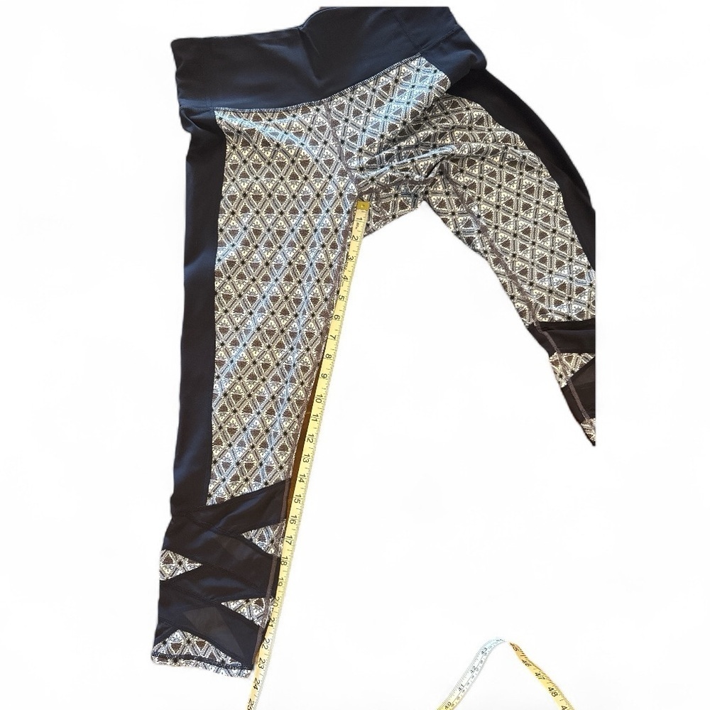 Athleta High Rise Mosaic Print Mantra Capri Leggings Mesh Detail Sz MT - Picture 10 of 13
